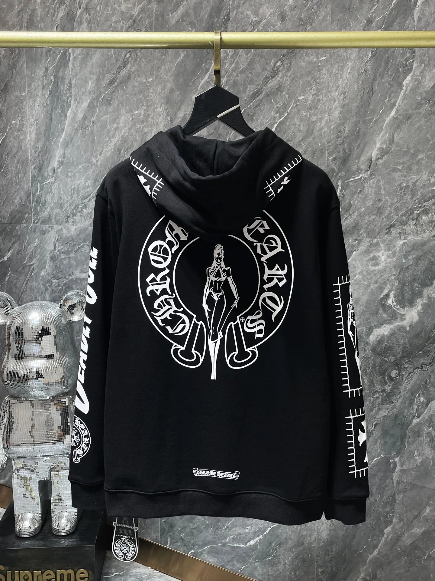P246 Chrome Hearts Autumn and Winter 25ss. Counter synchronization. High gram weight, environmentally friendly and high-quality top-grade fabric. Big horseshoe deadly doll hooded sweatshirt. Imported environmentally friendly glue printing and dyeing. Counter synchronization. Re-engraved version 1:1. Recommended color: black. Size: S, M, L, XL.